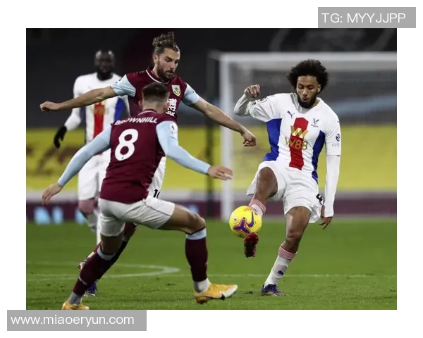 狂热球迷冲入足球场与球星热情拥抱瞬间定格成美好回忆